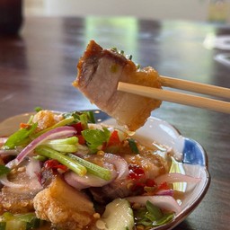 ยำหมูกรอบ