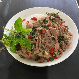 ผัดกระเพราเนื้อราดข้าว