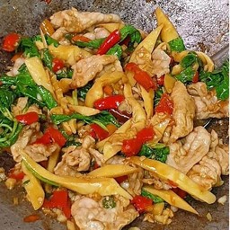 ผัดกระเพราไก่ใส่หน่อไม้ราดข้าด