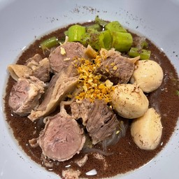 [อร่อยซ่ากับโค้ก] ก๋วยเตี๋ยวเรือ หมูตุ๋น +  โค้ก ไม่มีน้ำตาล (ขวด)