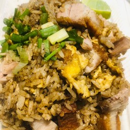 ข้าวผัดหมูกรอบ