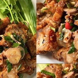 ลาบหมูกรอบ