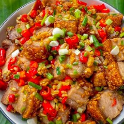 หมูกรอบคั่วพริกเกลือราดข้าว