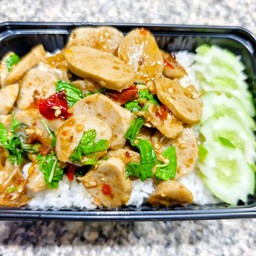 ข้าวกะเพราลูกชิ้นเนื้อ