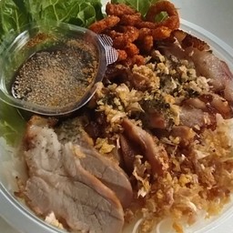 เส้นหมี่คลุก+คอหมูย่าง น้ำจิ้มแจ่ว 🌹แถมหมูกระจกซองเล็ก1ซอง🐷