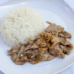 ข้าวหมูกระเทียมพริกไทย