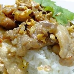 ข้าวหมูกระเทียม