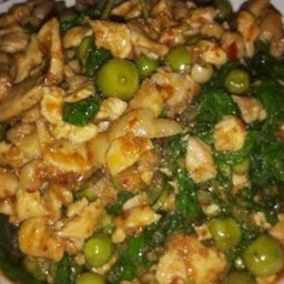 ข้าวหน้ากระเพราไก่พริกแห้งใส่มะเขือพวง