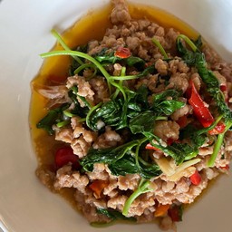 กระเพราหมูสับเป็นกับข้าว