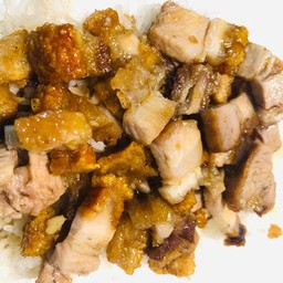 หมูกรอบหวานราดข้าว