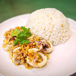 ข้าวปลาหมึกกระเทียม