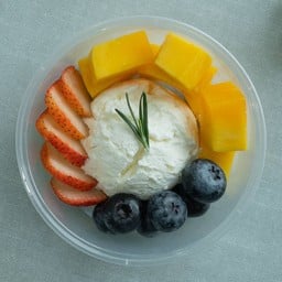 กรีกโยเกิร์ต 1 scoop + สตรอเบอร์รี่ USA + บลูเบอร์รี่ + มะม่วง
