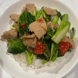 ผัดคะน้าหมูชิ้นน้ำมันหอยราดข้าด