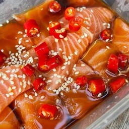 แซลมอนดองซีอิ๋ว 100 g (7-8 ชิ้น)