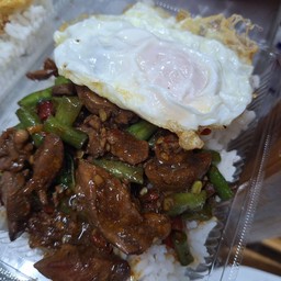 ผัดกระเพราเครื่องในไก่+ไข่ดาว