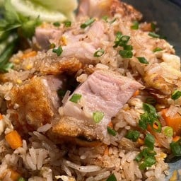 ข้าวผัดหมูกรอบ