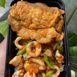 ข้าว (ผัดพริกแกงปลาหมึก + ไข่เจียว)