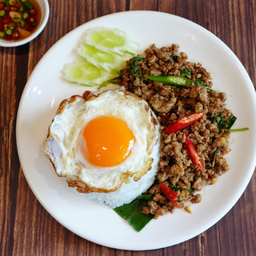 กะเพราหมูสับราดข้าว