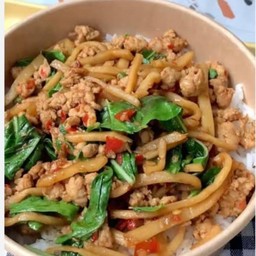 กะเพราหมูสับหน่อไม้ราดข้าว