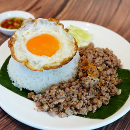 หมูสับผัดกระเทียมราดข้าว