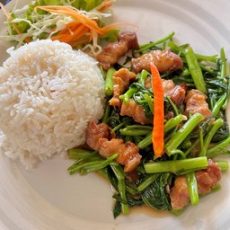 ข้าวผัดผักบุ้งหมูกรอบหรือหมูแดงทอดระบุได้ค่ะ