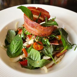 ยำเบคอนกรอบโหระพา