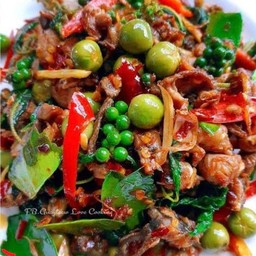 ผัดเผ็ดกบ(เครื่องใน เนื้อ หนัง) กับข้าว