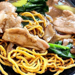 Crispy Egg Noodle With Pork In Gravy Sauce