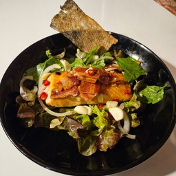 ยำแซลม่อนย่างเบคอนกรอบ