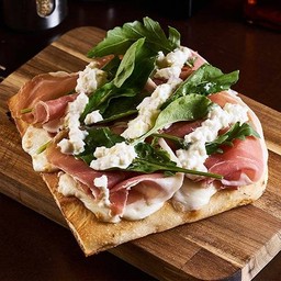 BURRATA E CRUDO - พิซซ่าบูราต้า เอ ครูโด้