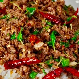 กระเพราเนื้อราดข้าว