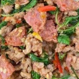 กะเพราแหนม + หมูสับ ราดข้าว