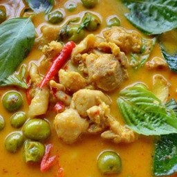 แกงเผ็ดอกไก่ใส่มะเขือพวง,โหระพา