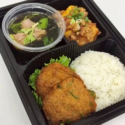 ข้าว+ต้มจืดเต้าหู้สาหร่าย+เต้าหู้ทรงเครื่อง+ทอดมัน