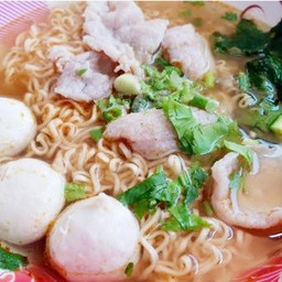 ต้มมาม่า รสต้มยำ หมูสไลด์+ลูกชิ้นหมู 3 ลูก (มาม่า1ซอง)