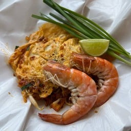 ผัดไทยกุ้งสดห่อไข่