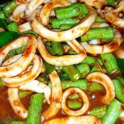 ผัดพริกแกงปลาหมึกราดข้าว