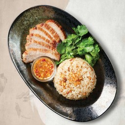 ข้าวผัดกระเทียมคอหมูย่าง