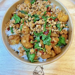 ข้าวกะเพราหมูสับ & กากเจียว พริกแห้ง