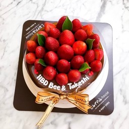 ลาร์นาเค้กตกแต่งด้วยสตอเบอรี่สด ขนาด 2 ปอนด์