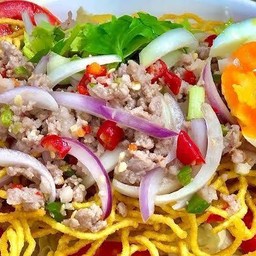 ยำหมี่กรอบหมูสับ