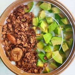 Avo + Granola & grains Homemade yogurt🥑❣️