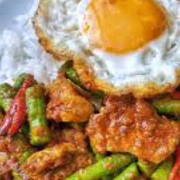 ผัดพริกแกงถั่วฝักยาวหมูนุ่มราดข้าว