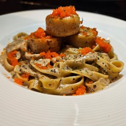 เฟตตูชินี่หอยเชลล์ไข่กุ้งครีมทรัฟเฟิล