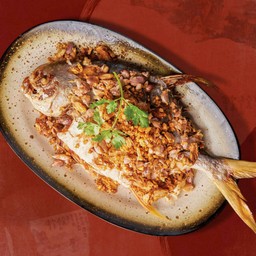 ปลาจะละเม็ดทอดกระเทียม