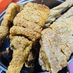 หางหมูกรอบ (พร้อมน้ำจิ้ม)