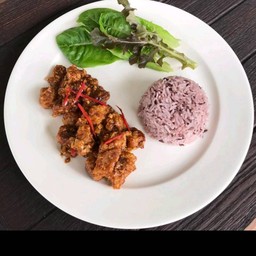 ข้าวปลากะพงผัดพริกเผาไข่เค็ม