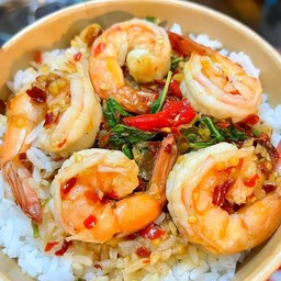 ผัดกะเพรากุ้งราดข้าว