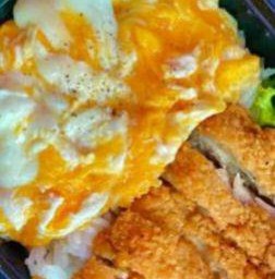 ข้าวอกไก่ทอดไข่ขยี้หรือไข่ดาว