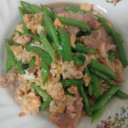 ผัดถัวฟักยาวหมูใส่ไข่ราดข้าว